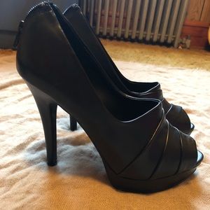 Black peep-toe pumps
